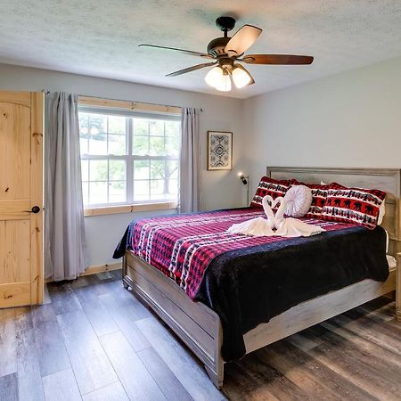 Sevierville Cabin With Private Hot Tub And Fire Pit Bagian luar foto
